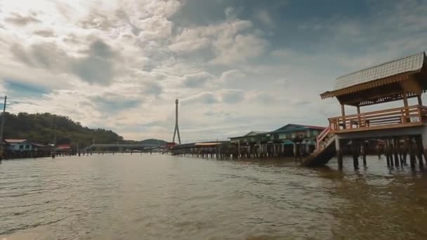 Bandar Seri Begawan, Brunei Darussalam-MARZO 31,2017: Vista del pueblo sobre el agua en la capital — Vídeo de stock
