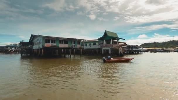 Bandar Seri Begawan, Brunei Darussalam-mars 31,2017: Visa på byn på vatten i huvudstaden — Stockvideo