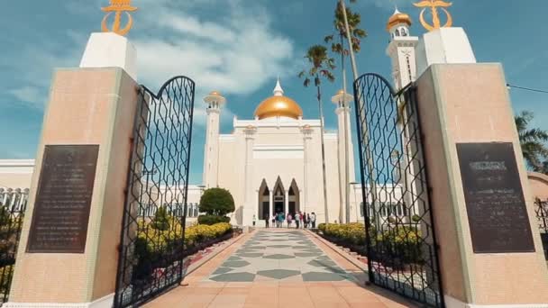 Bandar Seri Begawan,Brunei Darussalam-MARCH 31,2017: Sultan Omar Ali Saifuddin Mosque — Stock video