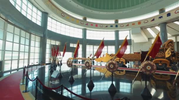 Bandar Seri Begawan, Brunei Darussalam - 10 kwietnia 2017 r.: Muzeum Royal Regalia — Wideo stockowe