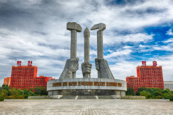 PYONGYANG, COREA DEL NORTE-OCTUBRE 12.2017: Monumento a la fundación del Partido Laborista de la República Democrática Popular de Corea — Foto de Stock