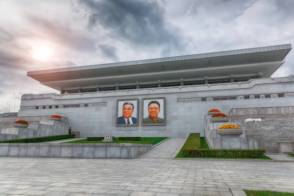 PYONGYANG,NORTH KOREA-OCTOBER 12,2017: Tribune with portraits of the leaders in the main square of the city — Stock Photo, Image