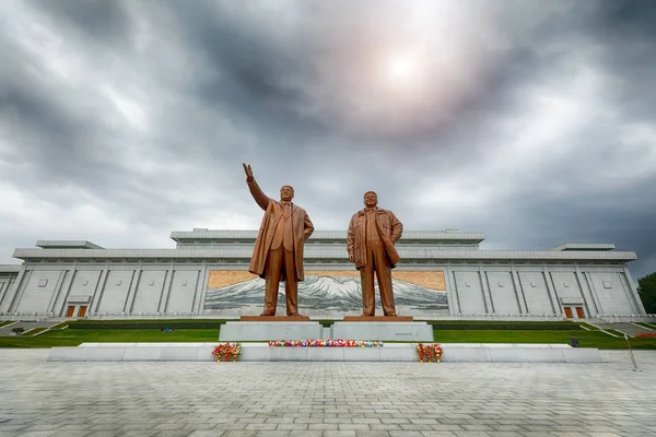 Pyongyang, Korea Północna Październik 13,2017: Pomnik Kim Ir Sena i Kim Jong Il na Mansu Hill wielki pomnik — Zdjęcie stockowe