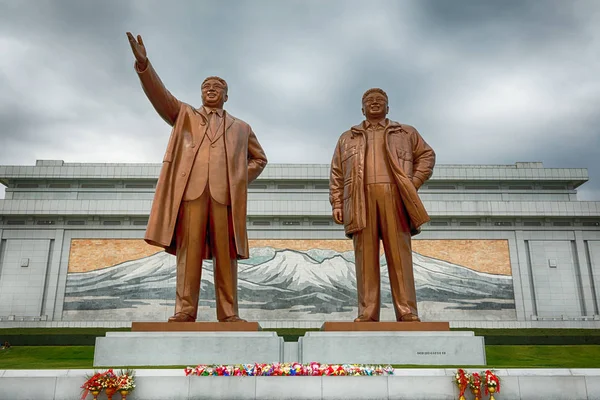 Pyongyang, Kuzey Kore-Ekim 13,2017: Kim Il Sung ve Kim Jong Il Mansu Hill Grand Anıtı anıt