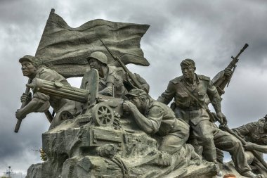 Pyongyang, Kuzey Kore-Ekim 13,2017: Vatansever Kurtuluş Savaşı Müzesi girişinde sonra heykel grubu