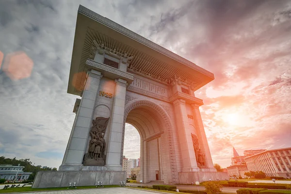 PYONGYANG, COREA DEL NORTE-OCTUBRE 12.2017: El arco triunfal en honor a la resistencia coreana de 1925-1945 contra los invasores japoneses — Foto de Stock