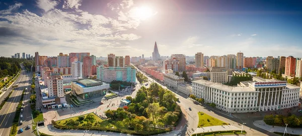 PYONGYANG, COREA DEL NORTE-OCTUBRE 13,2017: Panorama de la ciudad desde el punto más alto —  Fotos de Stock