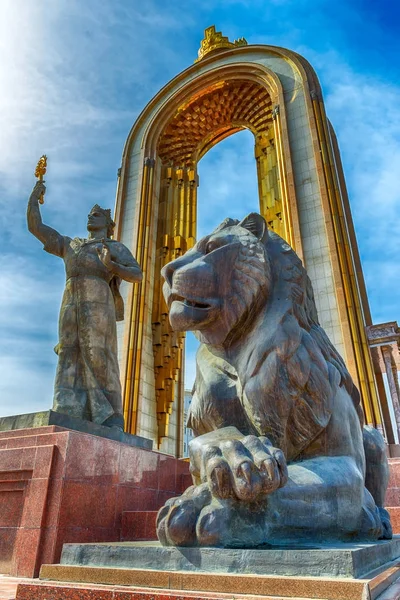 DUSHANBE, TAJIKISTÁN-MARZO 15,2016: Estatua de Ismoil Somoni en el centro de la ciudad . — Foto de Stock