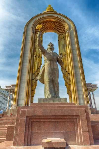 DUSHANBE, TAJIKISTÁN-MARZO 15,2016: Estatua de Ismoil Somoni en el centro de la ciudad . — Foto de Stock