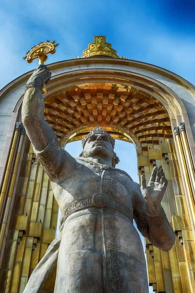DUSHANBE, TAJIKISTÁN-MARZO 15,2016: Estatua de Ismoil Somoni en el centro de la ciudad . — Foto de Stock