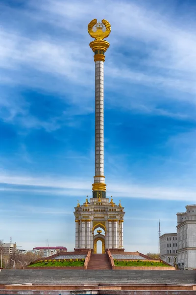 Duschanbe, Tadschikistan-Marsch 15.2016: Stella mit dem Emblem Tadschikistans im Stadtzentrum — Stockfoto