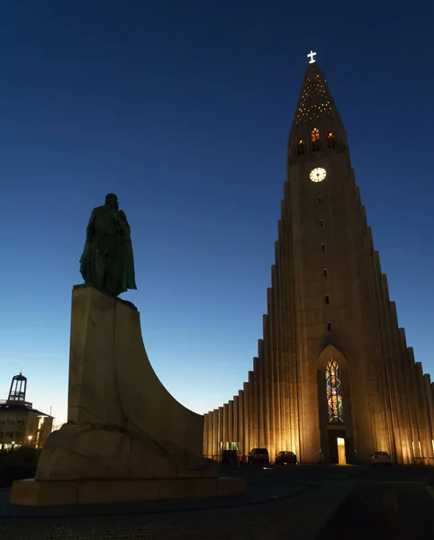 REYKJAVIK, ISLANDIA / NOVIEMBRE 01,2017: Hallgrimskirkja Cathedral an —  Fotos de Stock