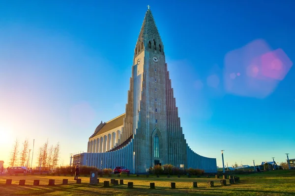 REYKJAVIK, ISLANDIA / NOVIEMBRE 01,2017: Hallgrimskirkja Catedral y monumento de Leif Erikson, que fue en realidad el primer marinero europeo conocido en aterrizar en América del Norte 500 años antes de Colón — Foto de Stock