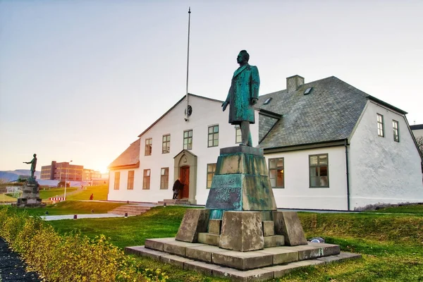 REYKJAVIK, ICELAND / NOVEMBER 01,2017: A estátua de Hannes Havstein (o primeiro primeiro-ministro da Islândia) pelo escultor Einar Jonsson em frente à casa do primeiro-ministro — Fotografia de Stock