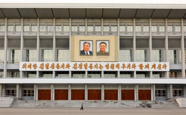 Pyongyang, Kuzey Kore-Ekim 13,2017: Portrets duvardaki liderleri ile büyük bina