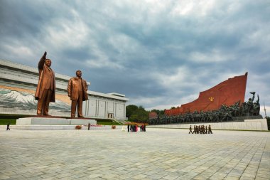 Pyongyang, Kuzey Kore-Ekim 13,2017: Kim Il Sung ve Kim Jong Il Mansu Hill Grand Anıtı anıt