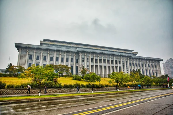 PYONGYANG, COREA DEL NORTE-OCTUBRE 12,2017: El edificio de la institución pública en la calle Pyongyang —  Fotos de Stock