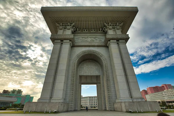 PYONGYANG, COREA DEL NORTE-OCTUBRE 12.2017: El arco triunfal en honor a la resistencia coreana de 1925-1945 contra los invasores japoneses —  Fotos de Stock