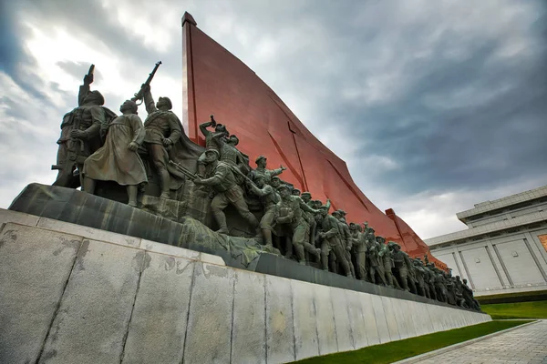 PYONGYANG, COREA DEL NORTE-OCTUBRE 13,2017: Monumento a Kim Il Sung y Kim Jong Il en Mansu Hill Grand Monument — Foto de Stock