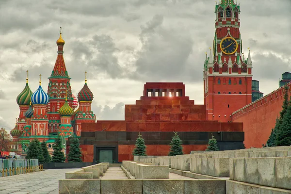 Moscú, Rusia / 30 de octubre de 2017: El mauselio de lenin en la Plaza Roja — Foto de Stock