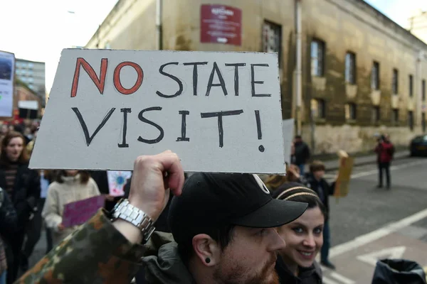 Protestersmarch attraverso il centro della città — Foto Stock