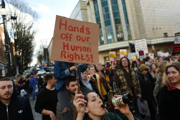 Protestersmarch przez centrum miasta — Zdjęcie stockowe