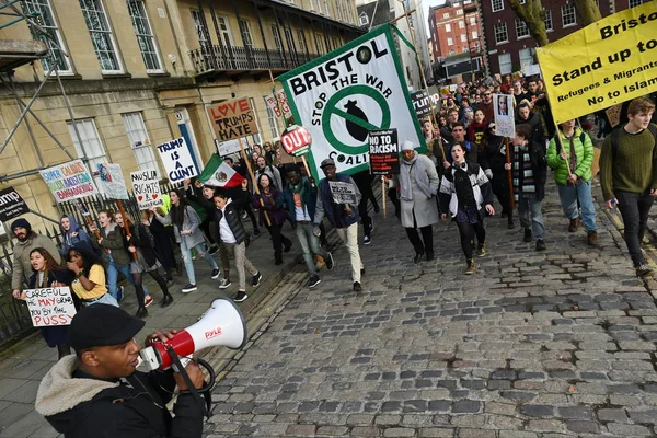 Manifestándose en contra de la prohibición de viajar musulmanes — Foto de Stock