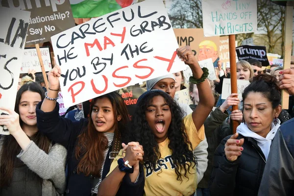 Protestersmarch através do centro da cidade — Fotografia de Stock