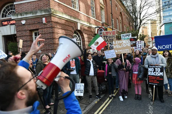 Protestersmarch por el centro de la ciudad — Foto de Stock