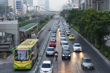 Şehir merkezinde trafik 