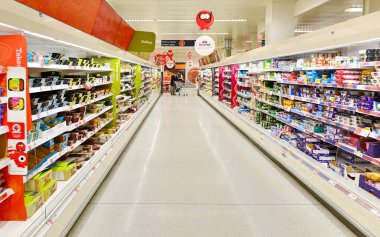 Sainsbury's süpermarkette boş koridor