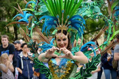 Banyo karnaval kılık dansçı