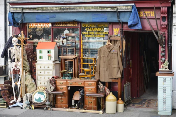 Tienda de antigüedades en el centro de la ciudad calle —  Fotos de Stock