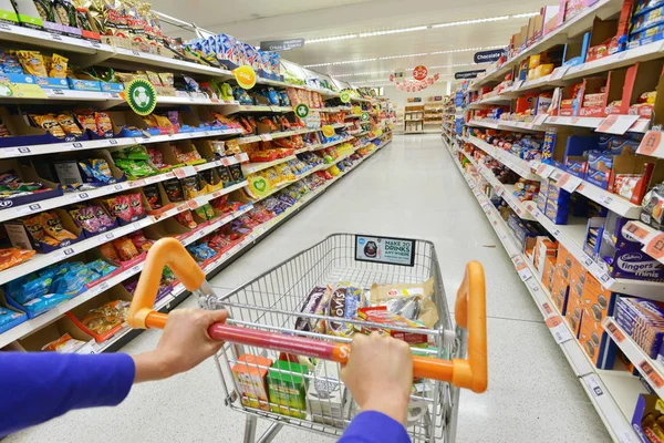 Shopper duwen kar — Stockfoto