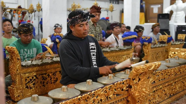 Musiciens jouant dans l'orchestre gamelan — Photo