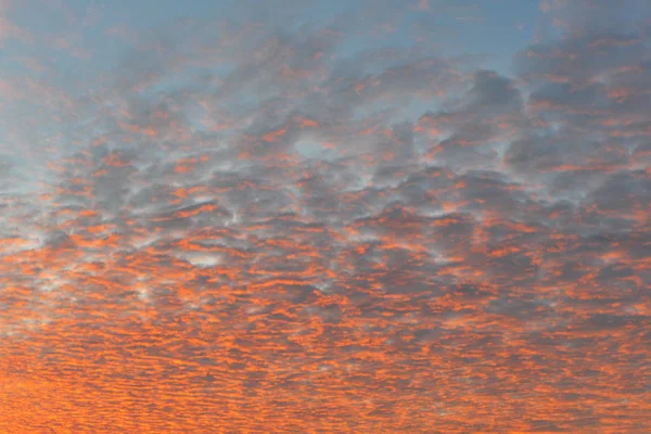 Nubes de colores al atardecer — Foto de Stock