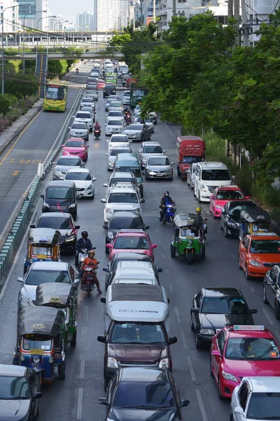 Tráfico en el centro de la ciudad en — Foto de Stock