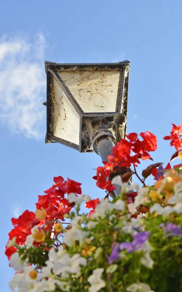 Oude ouderwetse straat licht — Stockfoto