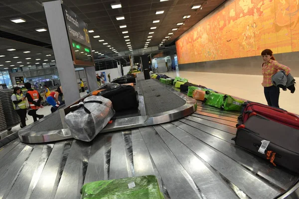Podróżujący na bagaż czeka odzyskać w Lotnisko — Zdjęcie stockowe
