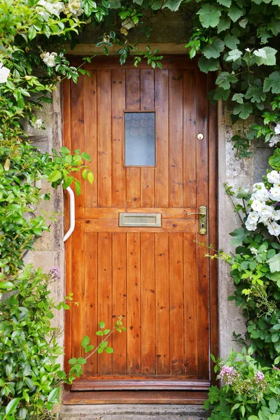 Μπροστινή πόρτα του σπιτιού δρυς — Φωτογραφία Αρχείου