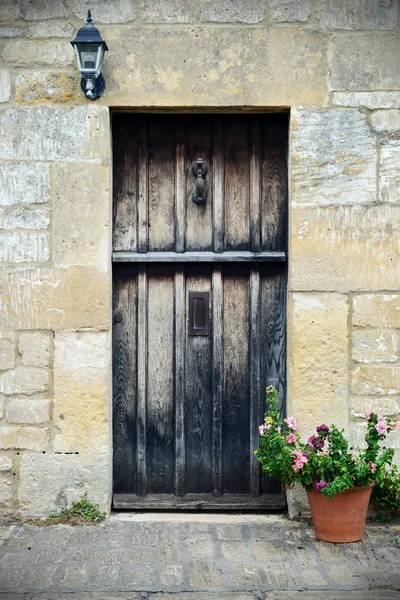 Wooden front door — Stock Photo, Image