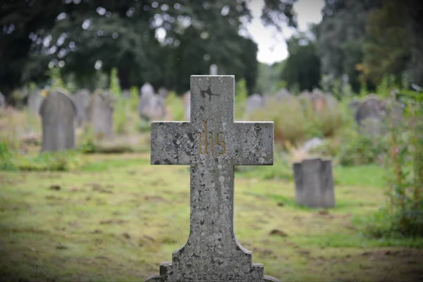 Надгробия и христианский крест — стоковое фото