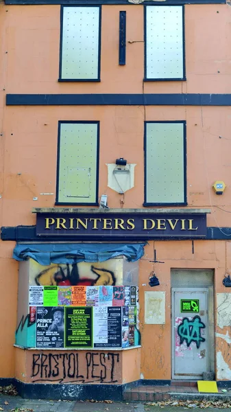 Pub abandonado na rua centro da cidade — Fotografia de Stock