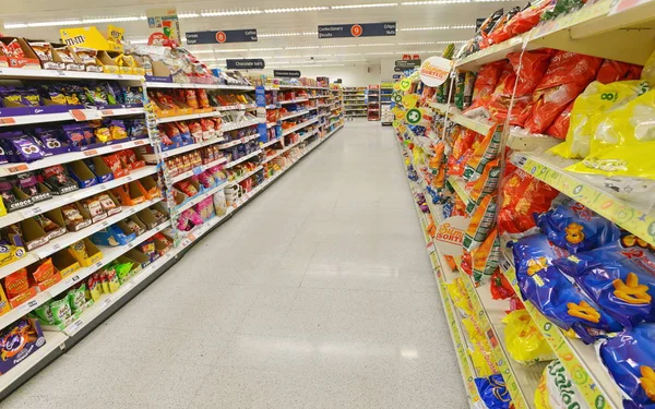 Corredor é visto no supermercado de Asda — Fotografia de Stock