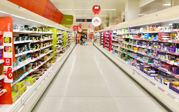Empty aisle at Sainsbury's supermarket — Stock Photo, Image