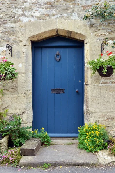 Maison et porte d'entrée bleue — Photo