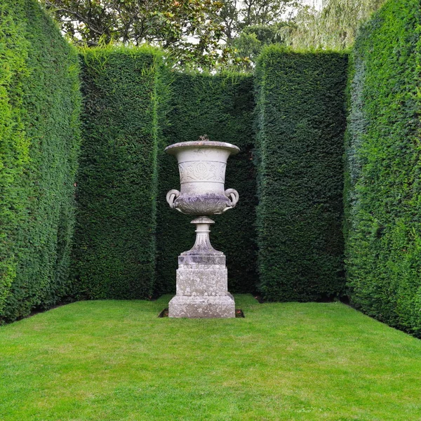 Jarrón de piedra ornamental en el jardín — Foto de Stock
