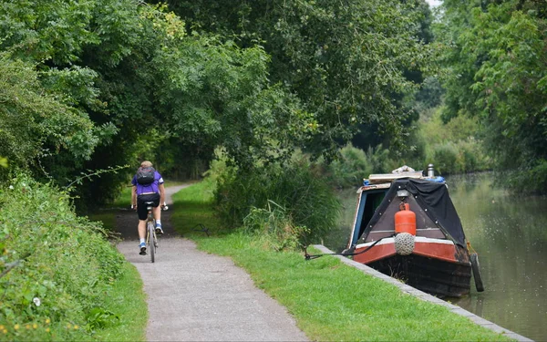 Boot am Kennet und am Avon-Kanal festgemacht — Stockfoto