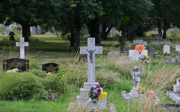 Pedras tumulares e cruzes cristãs — Fotografia de Stock