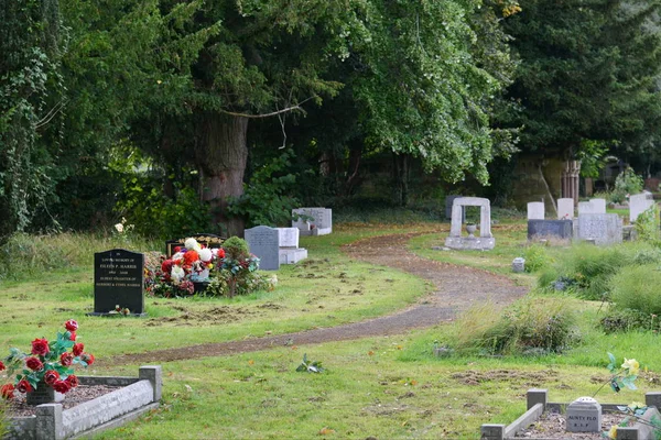 A templom temetői sírkövek — Stock Fotó